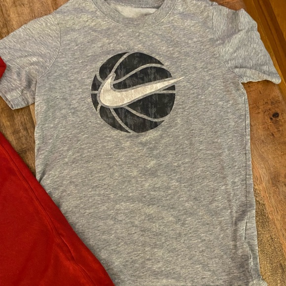 Nike size small set of 2 tee shirts red and gray logo boys - Picture 4 of 4